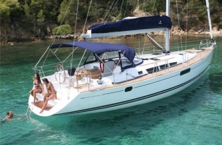 un hombre banandose junto a un velero